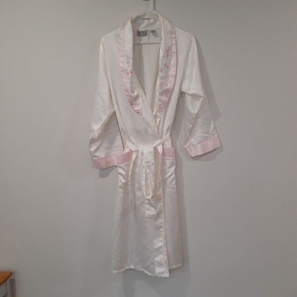 Vintage/Retro Satin Bathrobe With Floral Accent - Picture 9 of 9